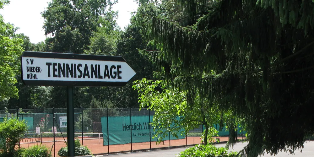 Wegweiser zur Tennisanlage des SV Niederbühl